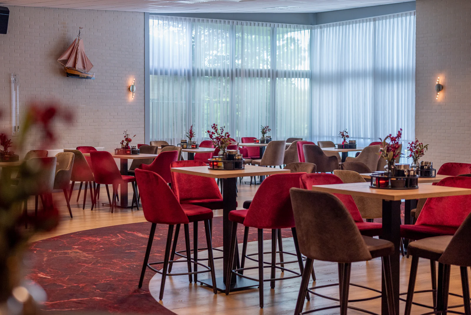 Overzicht van de aula met tafels en stoelen in Ontmoetingscentrum De Jonge