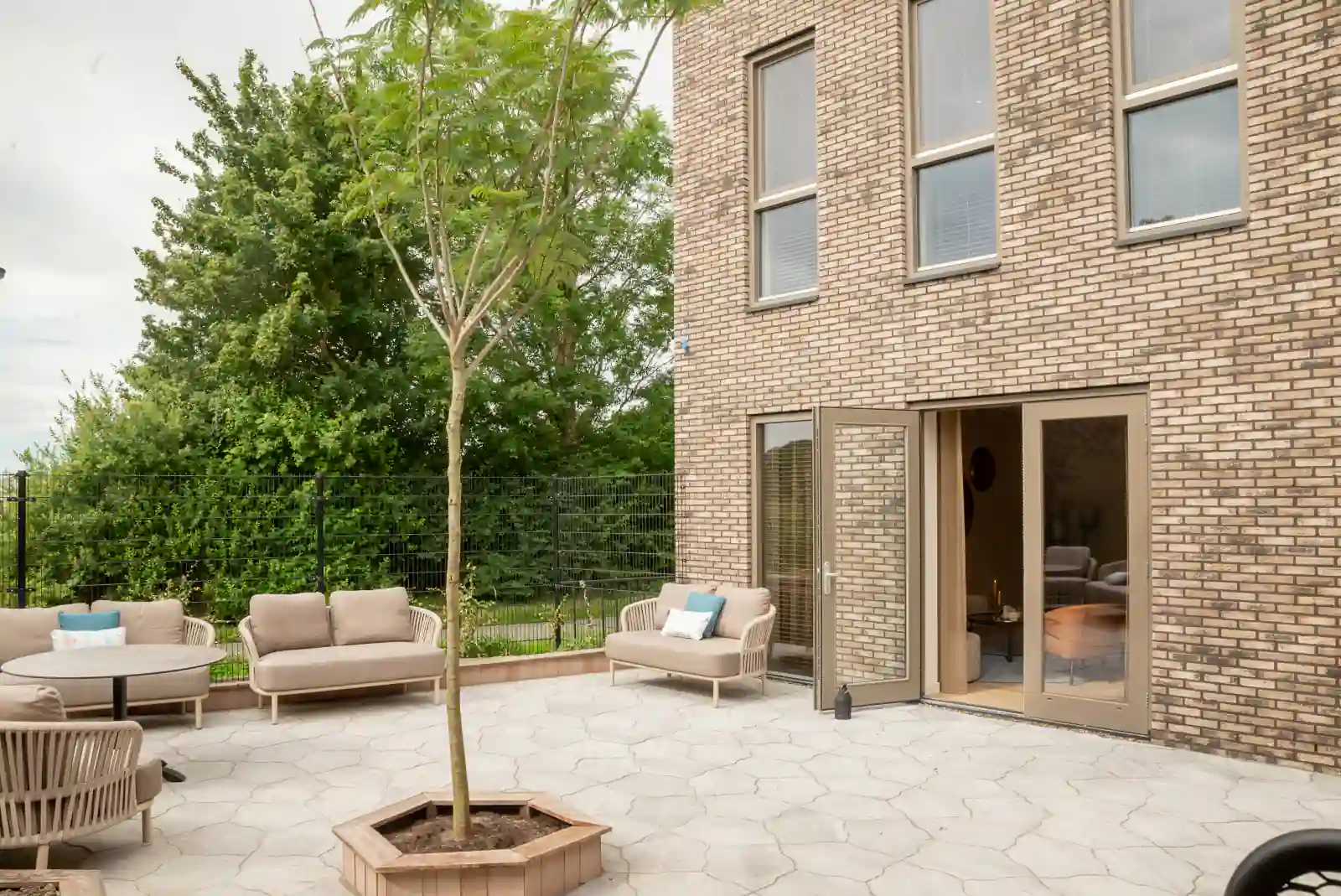 Beschutte binnentuin met bomen en zitplaatsen
