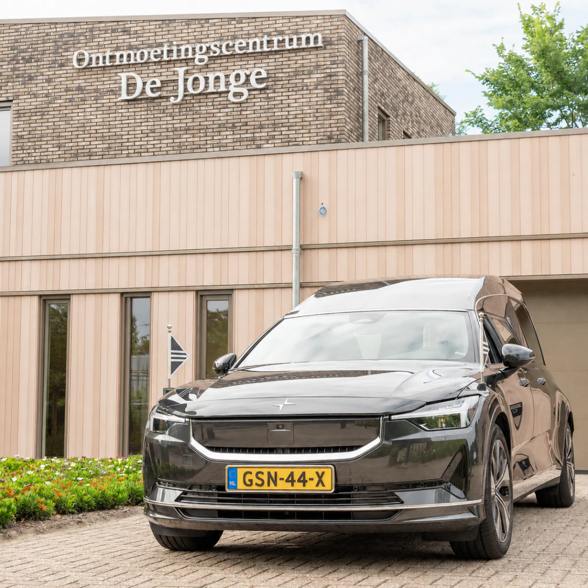 Elektrische rouwauto voor Ontmoetingscentrum De Jonge in Enkhuizen