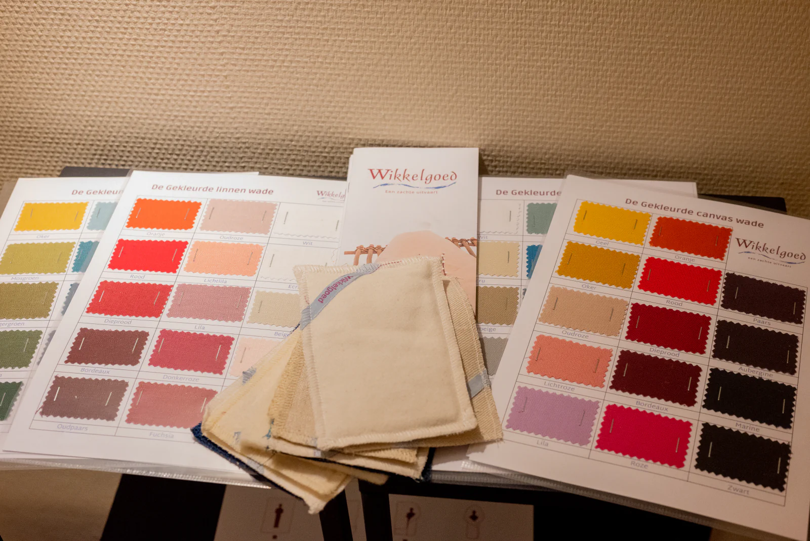 Materiaal- en kleurstalen voor een uitvaartkist, mand of wade