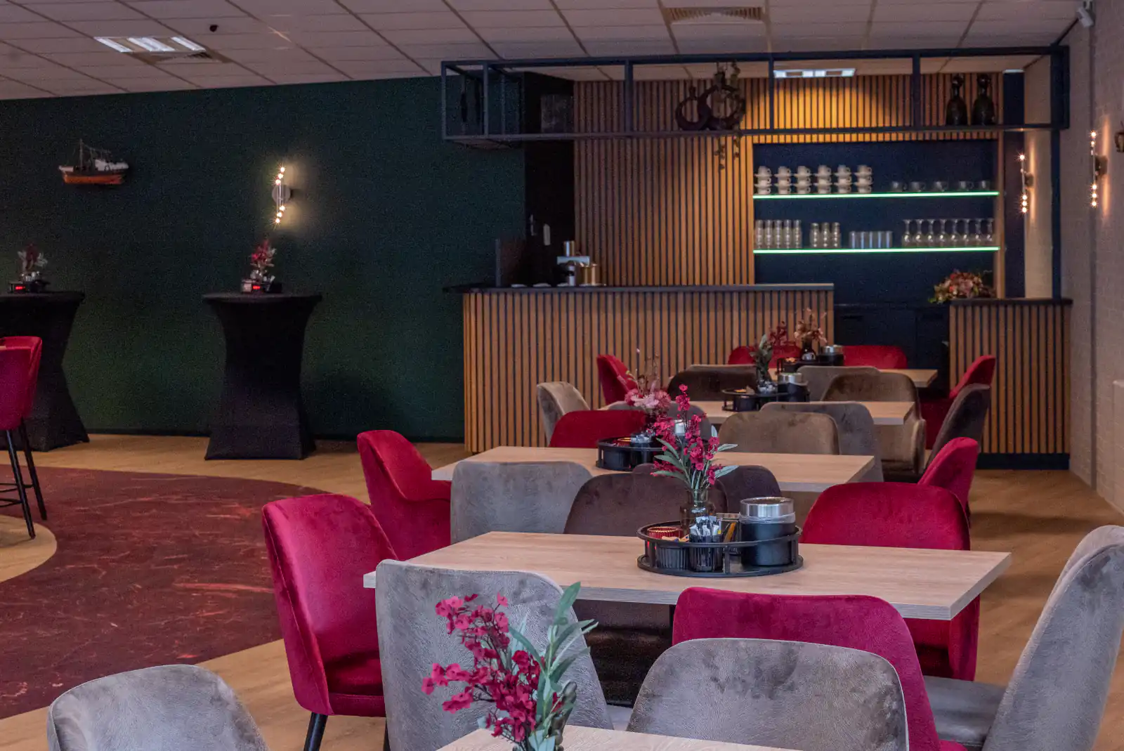 Tafels, stoelen en koffiebar in de aula van Ontmoetingscentrum De Jonge